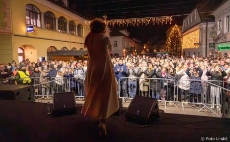 Temperamentna Tanja Žagar je razgrela kamniško publiko za najdaljšo noč v letu in silvestrovanje v centru Pravljičnega Kamnika (17)